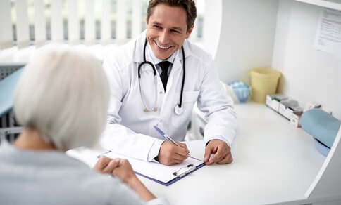 Ein Arzt und ein Patient unterhalten sich in der Arztpraxis.