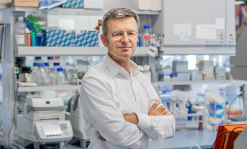Prof. Stefan Engelhardt entwickelt mit seinem Start-up rnatics ein RNA-basiertes Medikament, das Lungenschäden bei Corona-Erkrankungen verhindern soll.  Foto: Andreas Heddergott / TUM