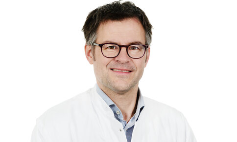 [Translate to English:] Porträt von PD Dr. Moritz Sinner, LMU Klinikum München