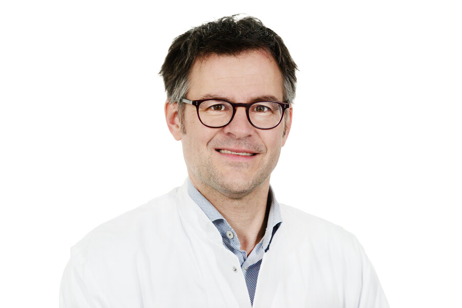 [Translate to English:] Porträt von PD Dr. Moritz Sinner, LMU Klinikum München